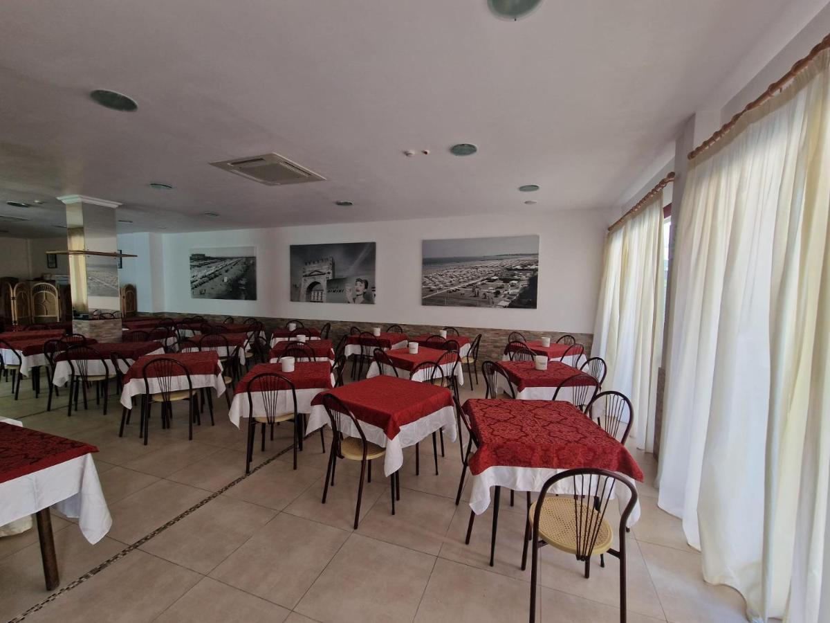 Hotel Clara Rimini Kültér fotó