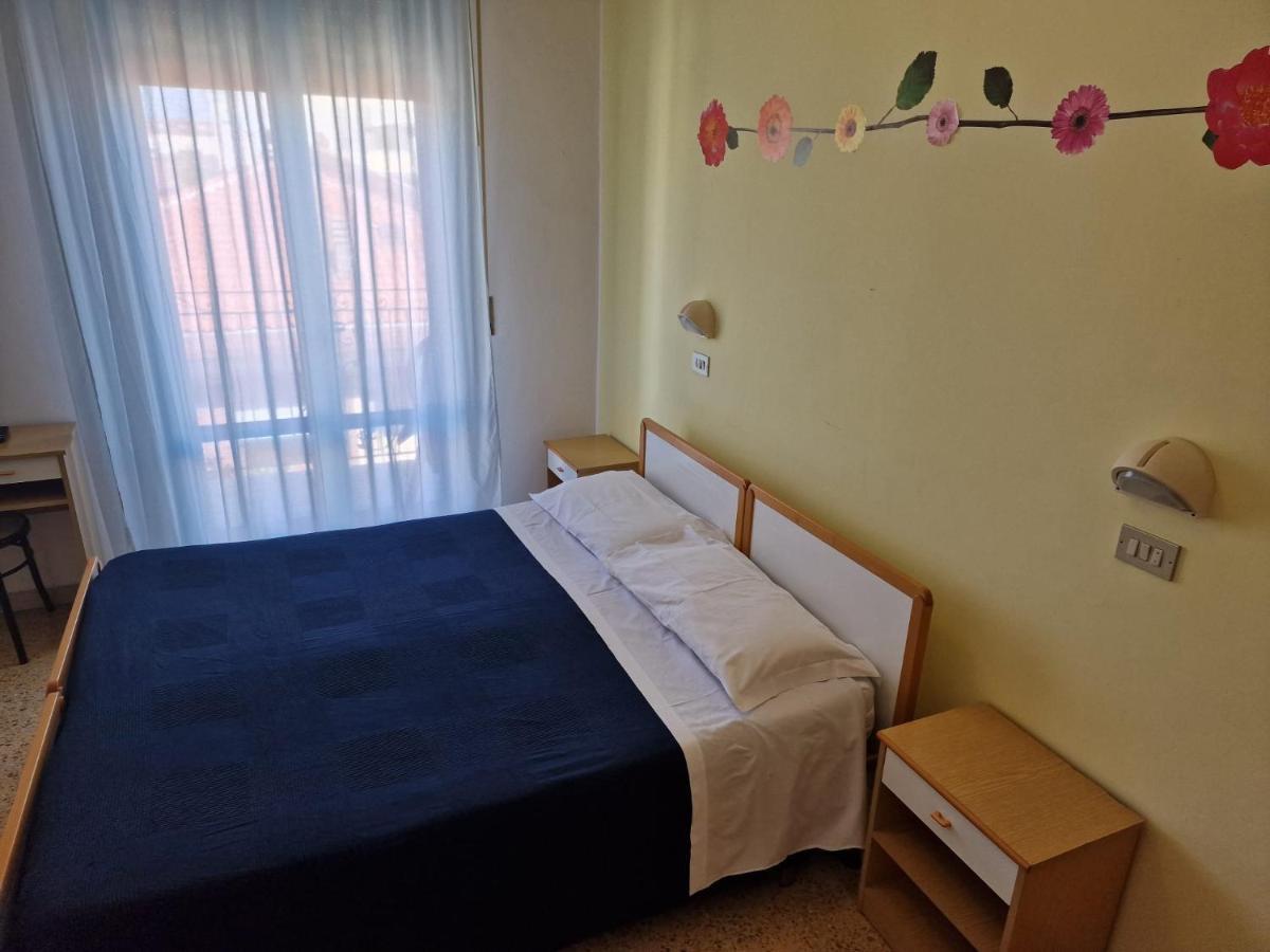 Hotel Clara Rimini Kültér fotó